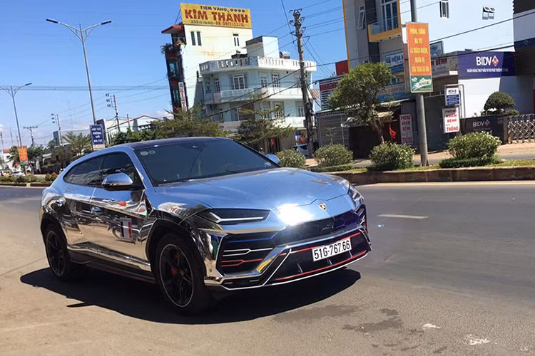 Trong những ngày Tết Kỷ Hợi 2019 vừa qua, doanh nhân Phạm Trần Nhật Minh hay còn gọi là Minh Nhựa đã có chuyến du Xuân từ Sài Gòn đi Buôn Ma Thuột, tỉnh Đắk Lắk cho đến mùng 7 Tết Nguyên đán mới quay trở lại TP HCM. Đáng chú ý, chiếc siêu SUV Lamborghini Urus làm bạn đồng hành cùng gia đình vị đại gia siêu xe này.