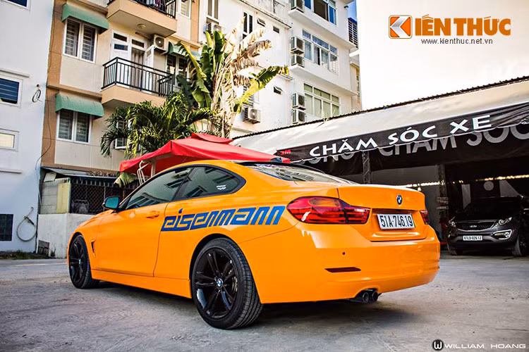 Bên hông xe được dán logo mang tính cá nhân của chủ xe. Nóc xe được phối hai tông màu tương phản. Đây là kiểu phối màu thường thấy trên những chiếc xe hiệu suất cao, bộ mâm xe 5 chấu kép cũng được làm mới với màu đen bóng thể thao và "chất' hơn.