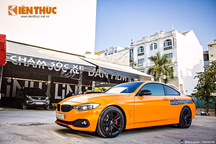 Chiếc xe BMW 4-series độ này xuất hiện tại một cửa hàng chăm sóc xe tại TP HCM được khoác lên mình bộ cánh cam cực kỳ nổi bật, tương tự những siêu xe thể thao của những người đam mê chơi xe tại nước ngoài mà ta thường thấy trên phim ảnh.