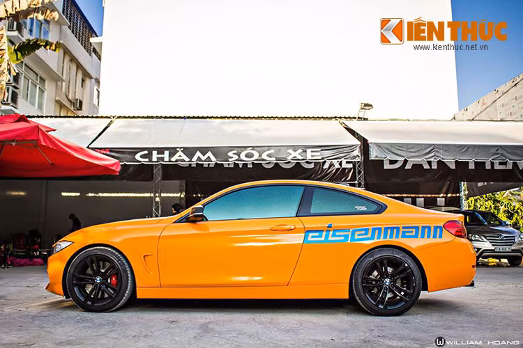 BMW 4-Series sở hữu một vóc dáng có tính khí động học cao hơn người tiền nhiệm 3-Series Coupe. Chính vì vậy, chủ sở hữu đã trang bị cho phía hông xe nẹp viền giúp nó ngầu hơn - bên cạnh đó, gầm xe được hạ thấp nhằm tăng tính thể thao.