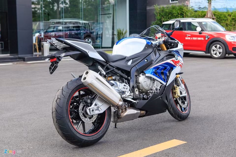 BMW S1000R được trang bị hệ thống ống xả cỡ lớn bằng chất liệu titan, góp phần không nhỏ trong việc “giảm cân” cho chiếc sportbike S1000RR. BMW S1000RR 2018 được ứng dụng bộ khung nhôm cùng “dàn áo” thiết kế ấn tượng.