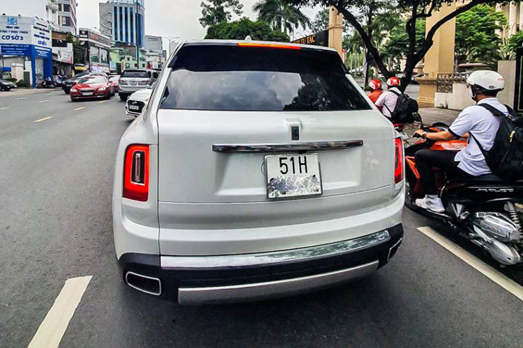 Chiếc SUV siêu sang Rolls-Royce Cullinan màu trắng đầu tiên ra biển trắng tại Việt Nam được đặt tên English White, nằm trong bảng màu sơn thông dụng nhất của Rolls-Royce. Bên cạnh đó, xe cũng sở hữu đường coachline màu cam (Mandarin) chạy dọc thân xe. Phần ca-po của xe dược hoàn thiện với màu bạc thay vì trắng như toàn bộ bên ngoài.