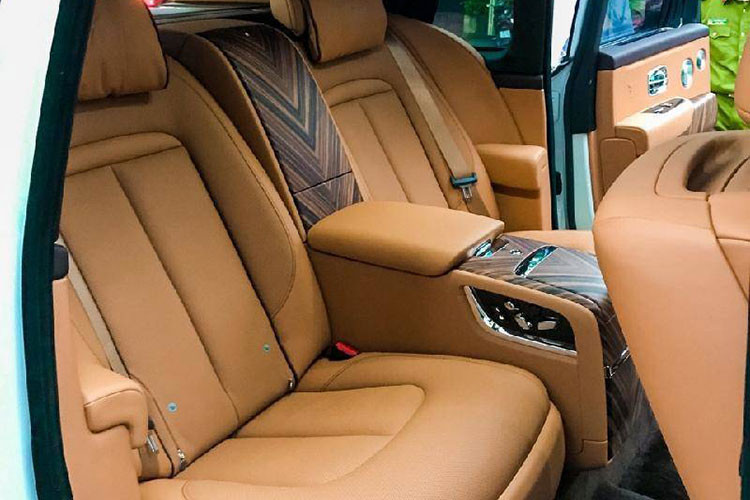 Ngoài sự "siêu sang", Cullinan còn được hướng đến tính năng off-road với hệ thống treo khí nén chủ động, trục lái được nâng cấp. Xe có khả năng lội nước sâu 540 mm. Xe được trang bị hệ thống hỗ trợ lái xe và an toàn tiên tiến, bao gồm công nghệ quan sát trong đêm, cảnh báo vật cản, cảnh báo buồn ngủ, kiểm soát hành trình thích ứng, cảnh báo va chạm, cảnh báo khi có xe vượt...