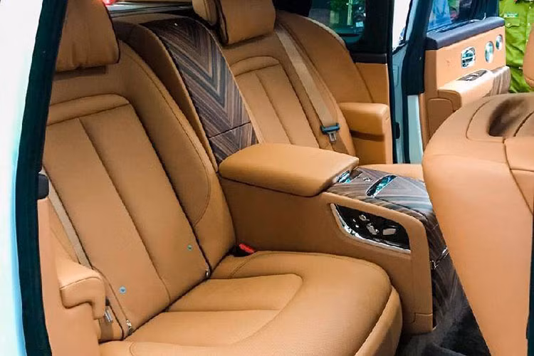 Ngoài sự "siêu sang", Cullinan còn được hướng đến tính năng off-road với hệ thống treo khí nén chủ động, trục lái được nâng cấp. Xe có khả năng lội nước sâu 540 mm. Xe được trang bị hệ thống hỗ trợ lái xe và an toàn tiên tiến, bao gồm công nghệ quan sát trong đêm, cảnh báo vật cản, cảnh báo buồn ngủ, kiểm soát hành trình thích ứng, cảnh báo va chạm, cảnh báo khi có xe vượt...