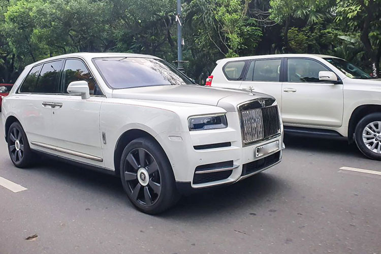 Mới đây, giới mê xe đã bất ngờ bắt gặp chiếc SUV siêu sang Rolls-Royce Cullinan tại Sài Gòn ra biển trắng, đây cũng là chiếc Cullinan tại khu vực phía Nam được ra biển sau Hà Nội. Thông tin ban đầu cho hay, đây là chiếc Rolls-Royce Cullinan thứ 6 về Việt Nam. Chiếc xe này được đưa về nước vào đầu tháng 8/2019.