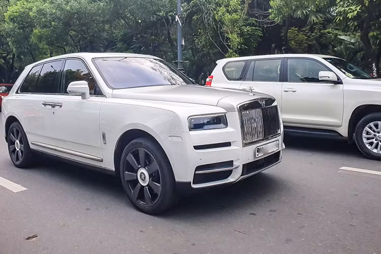 Mới đây, giới mê xe đã bất ngờ bắt gặp chiếc SUV siêu sang Rolls-Royce Cullinan tại Sài Gòn ra biển trắng, đây cũng là chiếc Cullinan tại khu vực phía Nam được ra biển sau Hà Nội. Thông tin ban đầu cho hay, đây là chiếc Rolls-Royce Cullinan thứ 6 về Việt Nam. Chiếc xe này được đưa về nước vào đầu tháng 8/2019.