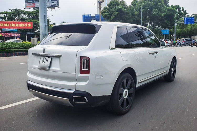 Lưới tản nhiệt dạng chữ nhật đặc trưng của Rolls-Royce được mạ crom sáng. Nhiều chi tiết khác cũng được hoàn thiện bằng cách này phải kể đến như viền cửa sổ, đường lằn chạy bên dưới cửa xe, ốp ống xả, hốc gió và tay nắm cửa. Xe sử dụng bộ mâm màu đen mờ, thiết kế 7 chấu to bản, kích thước 22 inch. Ở chính giữa bánh xe, logo Rolls-Royce tự cân bằng được tô điểm bằng viền màu trắng, tệp với màu sơn xe. 