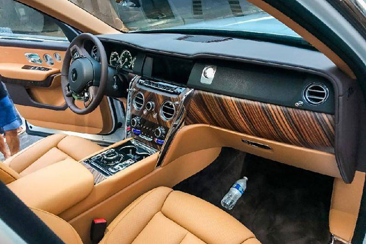 Cullinan sử dụng khung gầm hoàn toàn bằng nhôm Architecture of Luxury, từng xuất hiện trên Phantom VIII. Cullinan có các thông số dài x rộng x cao lần lượt là 5.341 mm x 2.164 mm x 1.835 mm và chiều dài cơ cở 3.295 mm. Không gian chứa đồ có thể tích 560 lít nếu mang theo tùy chọn 2 ghế ngồi phía sau, và 600 lít nếu được tháo ra. Khi hàng ghế thứ 2 gập xuống, tổng dung tích khoang hành lý lên đến 1.930 lít.