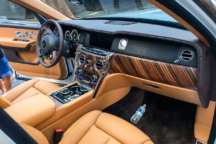 Cullinan sử dụng khung gầm hoàn toàn bằng nhôm Architecture of Luxury, từng xuất hiện trên Phantom VIII. Cullinan có các thông số dài x rộng x cao lần lượt là 5.341 mm x 2.164 mm x 1.835 mm và chiều dài cơ cở 3.295 mm. Không gian chứa đồ có thể tích 560 lít nếu mang theo tùy chọn 2 ghế ngồi phía sau, và 600 lít nếu được tháo ra. Khi hàng ghế thứ 2 gập xuống, tổng dung tích khoang hành lý lên đến 1.930 lít.