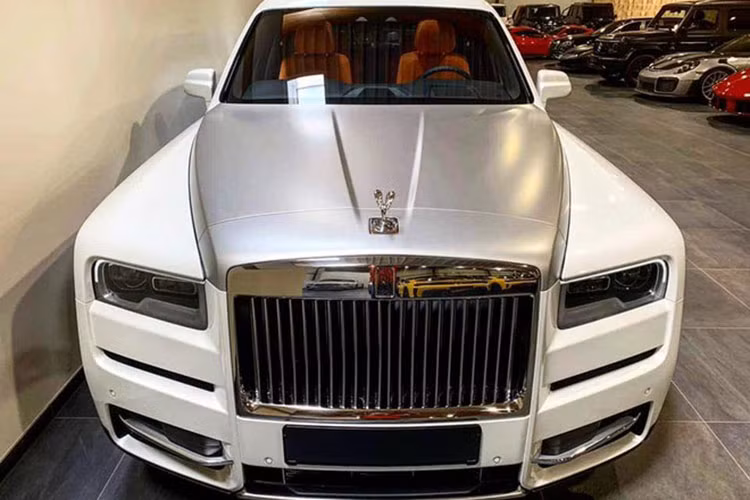 Hiện tại theo mức công bố chính hãng, giá xe Rolls-Royce Cullinan sẽ từ khoảng 32,382 tỷ đồng. Ban đầu, giá xe Rolls-Royce Cullinan chính hãng được chào bán cho bản tiêu chuẩn là hơn 41 tỷ đồng và bản cao cấp nhất có giá lên đến hơn 52 tỷ đồng. Các nhà phân phổi tư nhân hiện vẫn giấu khá kỹ mức giá bán ra của xe.