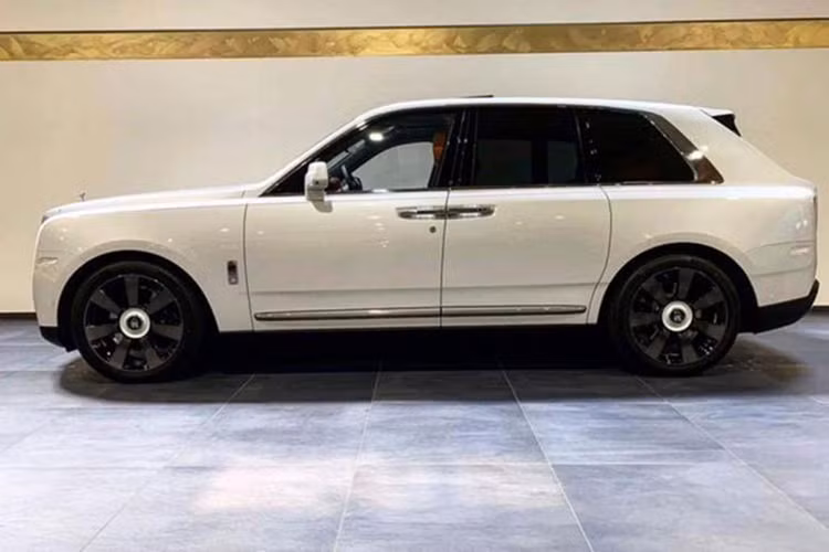Hầu hết số lượng xe SUV siêu sang Rolls-Royce Cullinan đang có mặt tại Việt Nam đều do các công ty nhập khẩu tư nhân mang về nước. Đơn vị phân phối chính hãng dòng xe Rolls-Royce Việt Nam vẫn đang im lặng trước việc đưa Cullinan về để phân phối cho các đại gia Việt.