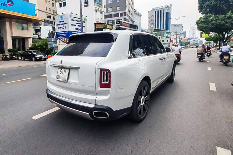 Như vậy, sau hơn 3 tháng được đưa về Việt Nam, chiếc SUV siêu sang Rolls-Royce Cullinan màu trắng duy nhất tại Sài Gòn đã được chủ nhân cho ra biển trắng. Trước đó, một chiếc Rolls-Royce Cullinan màu đen và Rolls-Royce Cullinan màu đỏ ở Hà Nội cũng đã nhanh chóng dạo phố với biển trắng.