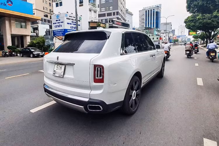 Như vậy, sau hơn 3 tháng được đưa về Việt Nam, chiếc SUV siêu sang Rolls-Royce Cullinan màu trắng duy nhất tại Sài Gòn đã được chủ nhân cho ra biển trắng. Trước đó, một chiếc Rolls-Royce Cullinan màu đen và Rolls-Royce Cullinan màu đỏ ở Hà Nội cũng đã nhanh chóng dạo phố với biển trắng.