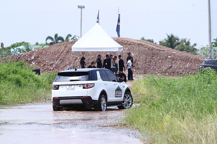 Điểm đặc biệt trong bài trải nghiệm offroad trên xe Land Rover chính là việc người chơi không cần can thiệp vào hệ thống phanh và ga. Trước khi bắt đầu, xe được huấn luyện viên cài đặt chế độ offroad giúp xe di chuyển tương tự như hệ thống Cruiser Control trên đường trường nhưng ở dải tốc độ thấp chỉ từ 0 - 30 km/h. Người lái điều chỉnh tốc độ di chuyển của xe thông qua phím cộng trừ tích hợp trên vô-lăng.