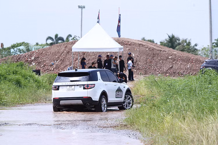 Điểm đặc biệt trong bài trải nghiệm offroad trên xe Land Rover chính là việc người chơi không cần can thiệp vào hệ thống phanh và ga. Trước khi bắt đầu, xe được huấn luyện viên cài đặt chế độ offroad giúp xe di chuyển tương tự như hệ thống Cruiser Control trên đường trường nhưng ở dải tốc độ thấp chỉ từ 0 - 30 km/h. Người lái điều chỉnh tốc độ di chuyển của xe thông qua phím cộng trừ tích hợp trên vô-lăng.