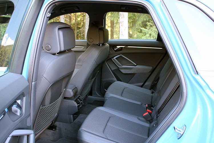 Các công nghệ an toàn mới bao gồm; tự động phanh khẩn cấp, cảnh báo làn đường, cảnh báo va chạm phía sau, cùng ga tự động Cruise Control hỗ trợ di chuyển trong lúc tắc đường và hỗ trợ giữ làn đường cũng được trang bị cho chiếc Audi Q3 hoàn toàn mới này.