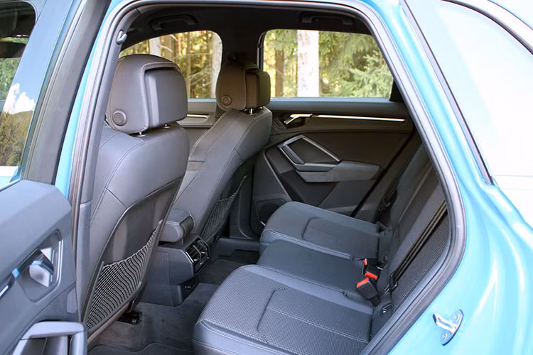 Các công nghệ an toàn mới bao gồm; tự động phanh khẩn cấp, cảnh báo làn đường, cảnh báo va chạm phía sau, cùng ga tự động Cruise Control hỗ trợ di chuyển trong lúc tắc đường và hỗ trợ giữ làn đường cũng được trang bị cho chiếc Audi Q3 hoàn toàn mới này.