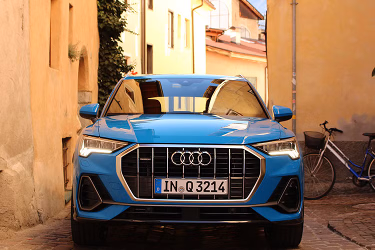 Kiểu dáng của xe cũng được lấy cảm hứng rất nhiều từ đàn anh Audi Q8, đặc biệt là lưới tản nhiệt thanh dọc. Xe được miêu tả như phiên bản thu nhỏ của Q8. Trong khi đó, phần đèn pha được thừa hưởng kiểu thiết kế từ dòng A3 Sportback. Khách hàng có thể lựa chọn nhiều kiểu mâm từ 17,18 đến 20 inch để hoàn thiện ngoại hình. 