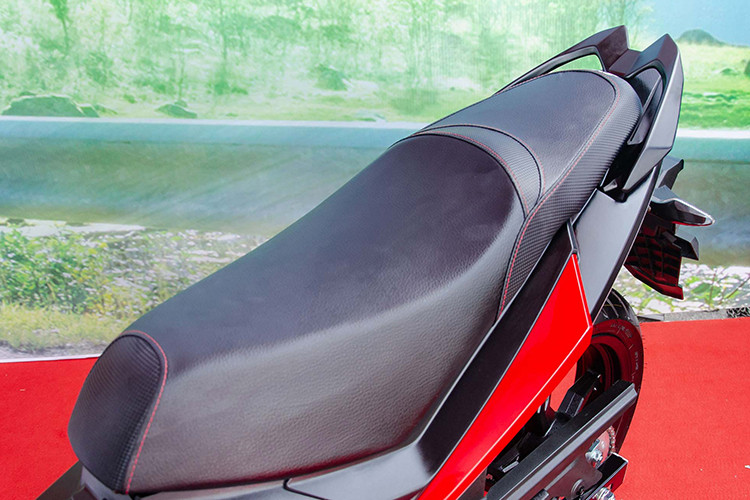 SYM StarSR 170 sở hữu chiều dài, rộn, cao tương ứng với 2.000mm x 720mm x 1.115mm. Chiều dài cơ sở của xe là 1.305mm, trọng lượng khô 130 kg và bình xăng dung tích 13 lít. Yên xe dạng yên liền nhưng được phân tách cao thấp với người ngồi trước, mang lại tư thế ngồi vững chắc cho người sau.