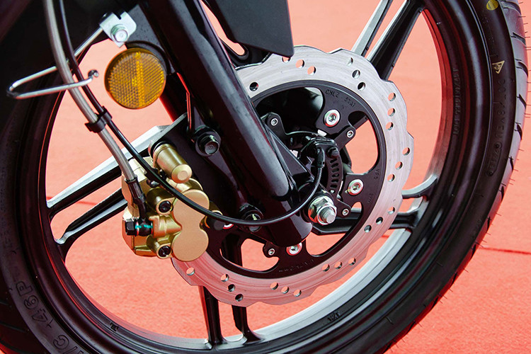 Hệ thống treo của xe gồm cặp phuộc ống lồng ở trước và giảm xóc đơn phía sau, đi kèm là bộ vành đúc kích thước 17 inch. Hệ thống phanh đĩa là trang bị tiêu chuẩn ở cả trước và sau, đáng chú ý hơn là SYM StarSR 170 còn được trang bị hệ thống chống bó cứng phanh ABS ở trước.