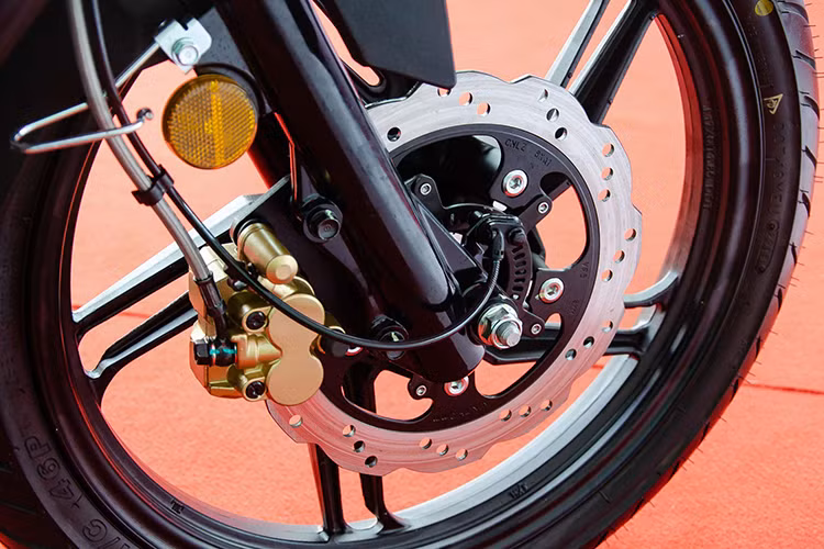 Hệ thống treo của xe gồm cặp phuộc ống lồng ở trước và giảm xóc đơn phía sau, đi kèm là bộ vành đúc kích thước 17 inch. Hệ thống phanh đĩa là trang bị tiêu chuẩn ở cả trước và sau, đáng chú ý hơn là SYM StarSR 170 còn được trang bị hệ thống chống bó cứng phanh ABS ở trước.