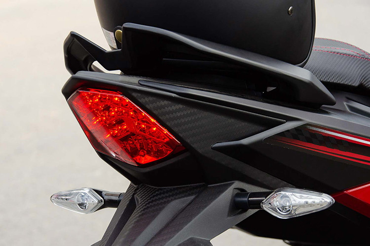Nếu chú ý quan sát, có thể thấy cụm đèn hậu của mẫu xe này có thiết kế khá giống với Yamaha Exciter 135 đời cũ, đèn xinhan sau được tách biệt, tích hợp với dè chắn bùn sau. Hệ thống chiếu sáng của xe đều ứng dụng công nghệ led mới khá hiện đại.
