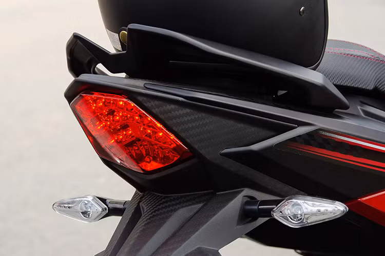Nếu chú ý quan sát, có thể thấy cụm đèn hậu của mẫu xe này có thiết kế khá giống với Yamaha Exciter 135 đời cũ, đèn xinhan sau được tách biệt, tích hợp với dè chắn bùn sau. Hệ thống chiếu sáng của xe đều ứng dụng công nghệ led mới khá hiện đại.