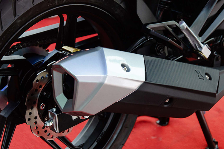 Xe được trang bị lốp trước có kích thước 90/80-17, lốp sau 120/70-17. Hệ thống ống xả của xe được thiết kế khá đẹp mắt với chụp ống xả mạ crom sáng bóng và lớp nhựa giả carbon mang phong cách thể thao hơn.