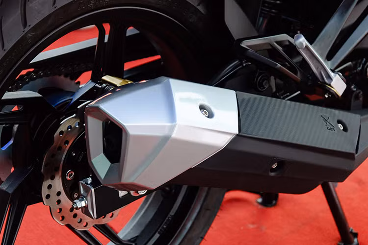 Xe được trang bị lốp trước có kích thước 90/80-17, lốp sau 120/70-17. Hệ thống ống xả của xe được thiết kế khá đẹp mắt với chụp ống xả mạ crom sáng bóng và lớp nhựa giả carbon mang phong cách thể thao hơn.