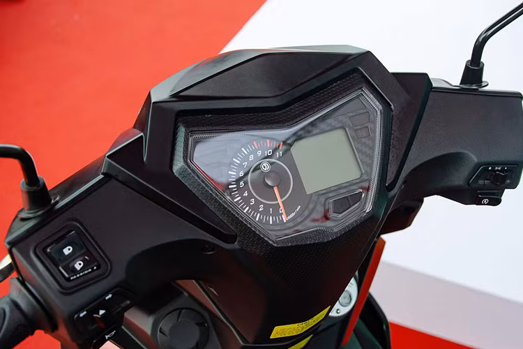 Mặt đồng hồ của xe có cách bố trí khá giống với Winner 150, bên trái là cụm đồng hồ cơ chỉ vòng tua, bên phải là màn hình kỹ thuật số báo vận tốc, cấp số, xăng, Odo,... Nhìn chung dàn nhựa, các nút bấm được hoàn thiện sắc xảo, độ phản hồi tốt và cho cảm giác chắc chắn.