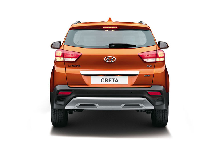 Điểm mới duy nhất ở bên sườn xe chính là bộ vành hợp kim 17 inch với thiết kế 5 chấu dạng cách quạt. Dù chỉ thay đổi nhẹ nhưng thiết kế ngoại thất của Hyundai Creta 2018 trông vẫn cao cấp hơn phiên bản cũ.