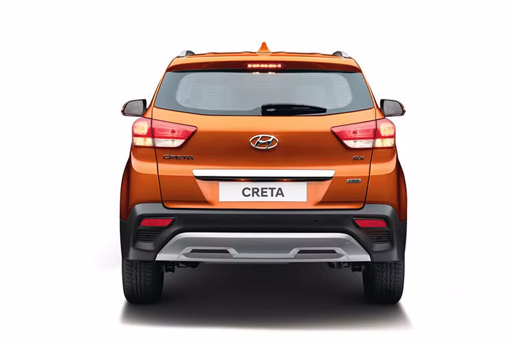 Điểm mới duy nhất ở bên sườn xe chính là bộ vành hợp kim 17 inch với thiết kế 5 chấu dạng cách quạt. Dù chỉ thay đổi nhẹ nhưng thiết kế ngoại thất của Hyundai Creta 2018 trông vẫn cao cấp hơn phiên bản cũ.