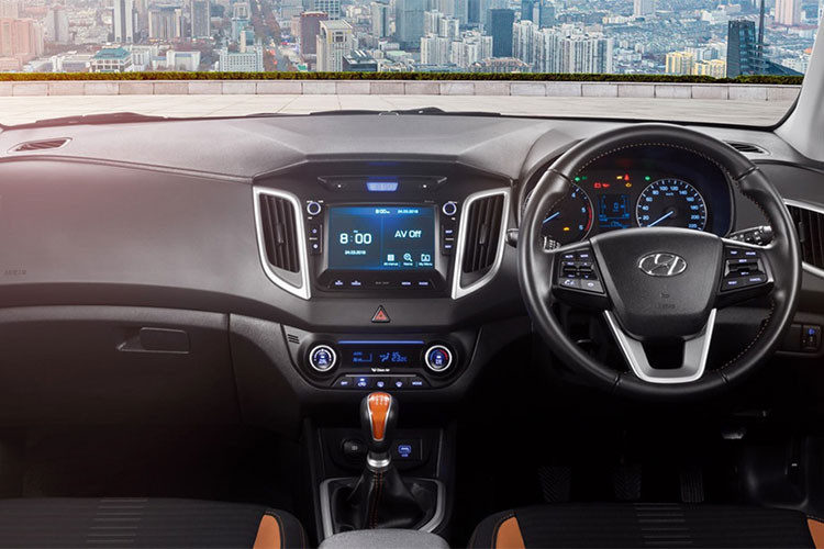 Tương tự ngoại thất, thiết kế nội thất của Hyundai Creta 2018 tại Ấn Độ cũng được nâng cấp nhẹ nhàng. Bước vào bên trong Hyundai Creta 2018, người lái được chào đón bằng chất liệu bọc ghế, cửa gió điều hòa mới và màu sơn nhẹ trên mặt táp-lô. Ở những bản cao cấp, Hyundai Creta 2018 còn đi kèm nội thất phối 2 tông màu, trong đó, có cả màu cam mới.