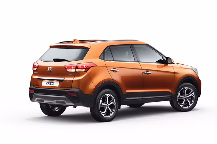 Phía sau của chiếc xe gần như không có thay đổi gì về thiết kế so với phiên bản cũ ngoại việc nó được làm vuông vắn hơn, một số chi tiết chỉ được nâng cấp nhẹ như đèn phản quang ở 2 bên cản sau và bổ sung tấm ốp gầm màu bạc giống như ở phần đầu xe.