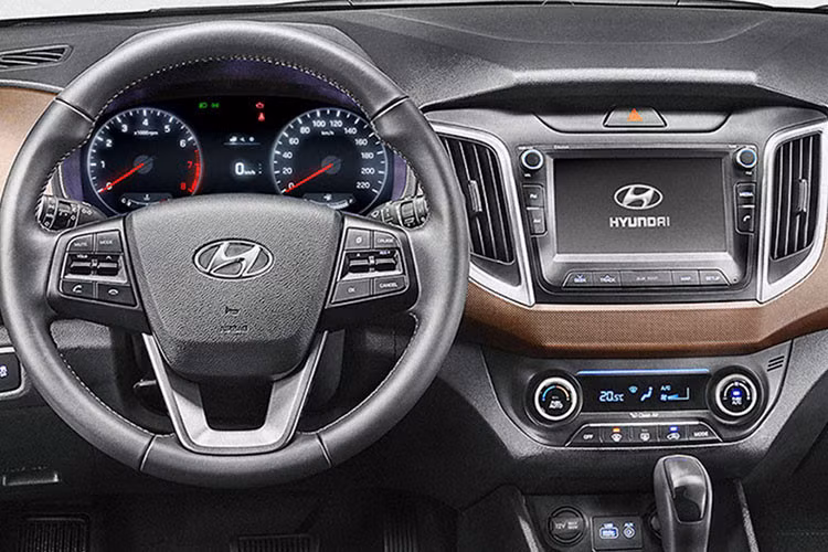Chưa hết, Hyundai Creta phiên bản 2018 này còn đi kèm nhiều trang bị hiện đại hơn như cửa sổ trời chỉnh điện, hệ thống thông tin giải trí với màn hình cảm ứng, tương thích Apple CarPlay/Android Auto, hệ thống kiểm soát hành trình, sạc điện thoại không dây và ghế lái chỉnh điện...