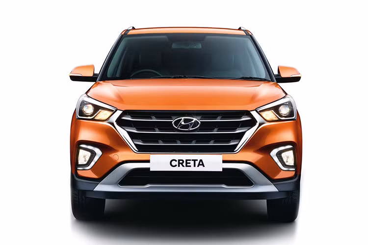 Về thiết kế, hãng xe Hàn Quốc đã bổ sung đầu xe mới cho Hyundai Creta 2018 với lưới tản nhiệt mang phong cách Cascading Grille đặc trưng. Hai bên lưới tản nhiệt là đèn pha nâng cấp thiết kế, đèn sương mù trước mới và cản va cải tiến, tích hợp tấm ốp bảo vệ gầm màu bạc.