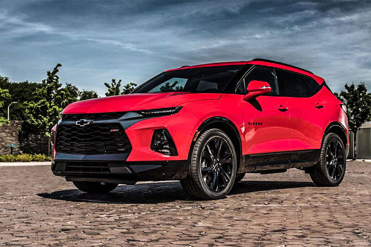 Tại thị trường ôtô Mỹ, hãng xe hơi Chevrolet định vị mẫu xe SUV Blazer của mình nằm giữa Equinox cỡ nhỏ và Traverse cỡ lớn. Ngoại hình của mẫu xe Chevrolet Blazer 2019 lấy cảm hứng khá nhiều từ "người anh em" mẫu xe cơ bắp đình đám Camaro vừa ra mắt không lâu.