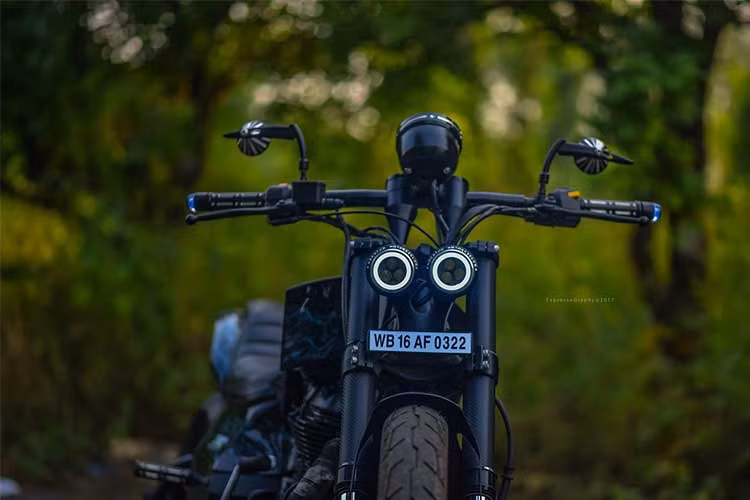 Phần đầu xe được thiết kế với đôi mắt bóng dạng led đầy cá tính, các chi tiết khác như tay lái ngang, gương kiểng, tay nắm... mang đậm chất của những chiếc xe Harley-Davidson 48 độ hiện nay. Yên xe được hạ thấp mang đậm chất bobber, giảm sóc trước sơn đen đầy kích thích.