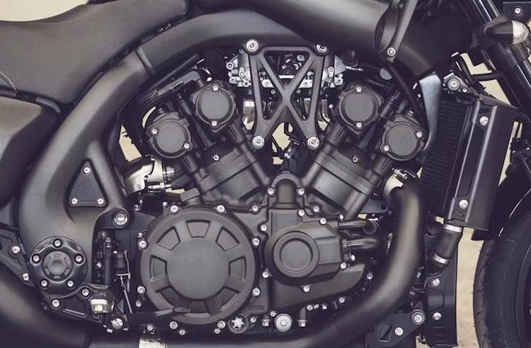 Xe được trang bị động cơ V5 nạp khí tự nhiên dung tích 1679cc, khiến chiếc xe đạt công suất tối đa lên tới 200 mã lực và mô-men xoắn cực đại 167 Nm. Sức mạnh được truyền thông qua trục các-đăng và hộp số 5 cấp. Nó hiện đang là mẫu xe mạnh nhất trong phân khúc power cruiser.