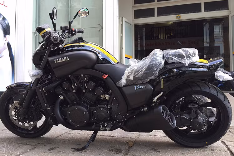 Chiếc xe môtô phân khối lớn “Ma tốc độ” Yamaha V-Max 2016 phiên bản kỷ niệm 60 năm này được một công ty nhập khẩu môtô tại TP HCM nhập về Việt Nam. Đây là chiếc V-Max bản đặc biệt đầu tiên có mặt trên thị trường Việt tính đến thời điểm hiện tại.