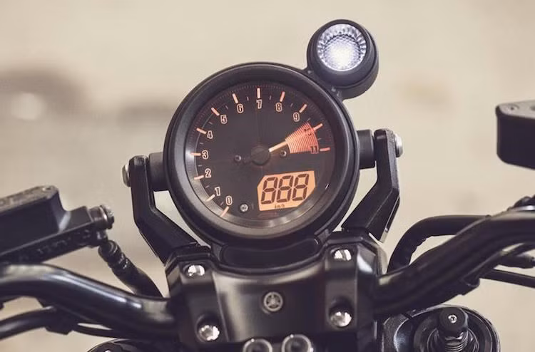 Trên phiên bản đặc biệt này, bảng đồng hồ của V-Max thiết kế đơn giản với đồng hồ báo tua dạng kim kèm báo tốc điện tử. Phía trên được bố trí thêm một đèn báo chuyển số khi vòng tua máy lên cao.