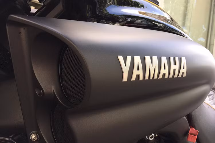 Là một trong những dòng xe đặc trưng của Yamaha, phiên bản V-Max 2016 cũng có bản đặc biệt 60th Anniversary. Thân xe với dàn tem đấu "Speed Block" tương tự như những chiếc xe đua cổ của hãng.