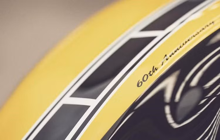 Trước V-Max, một số mẫu xe nổi tiếng khác của Yamaha như R1, R6 hay Super Tenere cũng lần lượt có phiên bản đặc biệt để kỷ niệm 60 năm thành lập chi nhánh sản xuất xe máy. Tuy nhiên trên V-Max, tem đấu Speed Block chỉ là một dải chạy dọc thân xe, trong khi các chi tiết khác vẫn giữ lại màu đen cực "ngầu" đặc trưng.