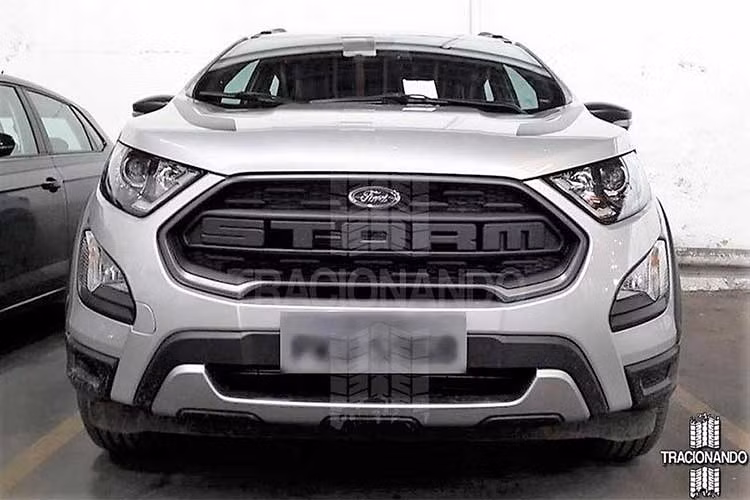 Trên những hình ảnh vừa bị lộ trên một số trang mạng xã hội về xe hơi, phần đầu xe sẽ có lưới tản nhiệt đúc nhựa đen với dòng chữ Storm lớn, cùng với logo Ford gắn bên trên và đèn pha chóa tối màu. Bên dưới cản trước, Ford cũng lắp cho chiếc xe tấm bảo vệ gầm cứng cáp.