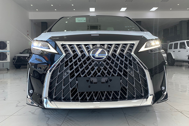 Cụm đèn chiếu sáng trung tâm dạng Full-Led với những tinh cầu projecter trong suốt tuyệt đẹp, dải đèn định vị day-light hình móc câu đặc trưng mang hơi thở của thương hiệu xe sang Lexus. Ngay tới phần đèn sương mù cũng được bao bọc bởi dải chrome bóng hình chữ L điệu đà và phong cách. 