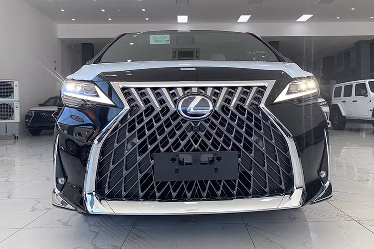 Cụm đèn chiếu sáng trung tâm dạng Full-Led với những tinh cầu projecter trong suốt tuyệt đẹp, dải đèn định vị day-light hình móc câu đặc trưng mang hơi thở của thương hiệu xe sang Lexus. Ngay tới phần đèn sương mù cũng được bao bọc bởi dải chrome bóng hình chữ L điệu đà và phong cách. 