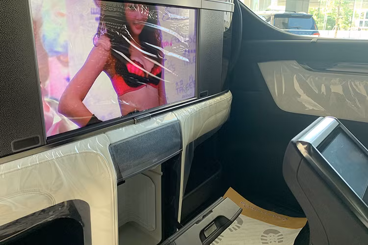 Ở phiên bản 4 chỗ đầy sang chảnh này, phần ghế khách VIP được thiết kế đẩy lùi ra phía sau rộng rãi và thoải mái hơn với những trang bị hiện đại, đem lại một không gian sang trọng, thoải mái cho những ông chủ.