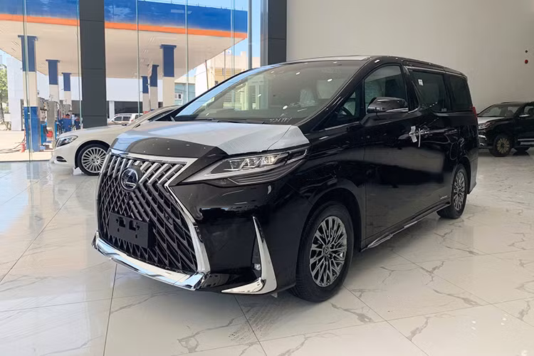 Mới đây, các đại lý tư nhân Việt Nam lại tiếp tục đưa mẫu xe đa dụng MPV hạng sang Lexus LM300h 2020 mới về nước. Chiếc xe sang thương hiệu Nhật Bản này được chế tạo dựa trên cơ sở của Toyota Alphard, tuy nhiên khi qua tay Lexus, nó trở nên sang trọng hơn với các chi tiết cao cấp.