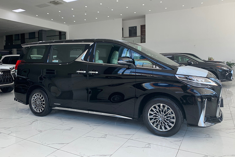 Điểm đặc biệt trên chiếc MPV LM300h mới của Lexus này là chỉ sở hữu 4 ghế ngồi VIP thay vì 7 chỗ như những biến thể thông thường người dùng từng diện kiến. Về thiết kế ngoại thất, phần đầu xe sở hữu một ngôn ngữ thiết kế mang đậm chất Lexus với mặt ca-lăng hình đồng hồ cát, bao quanh là những đường viền mạ chrome sáng bóng cùng các chi tiết bên trong kiểu mạng nhện, dầy đặc và sắc cạnh.