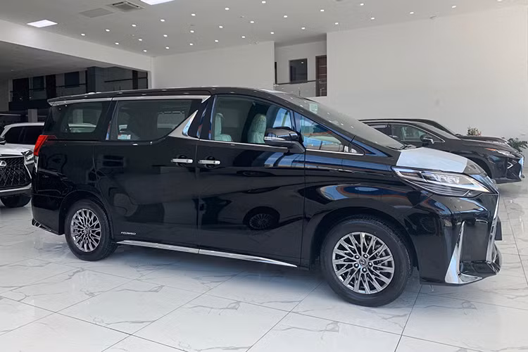 Điểm đặc biệt trên chiếc MPV LM300h mới của Lexus này là chỉ sở hữu 4 ghế ngồi VIP thay vì 7 chỗ như những biến thể thông thường người dùng từng diện kiến. Về thiết kế ngoại thất, phần đầu xe sở hữu một ngôn ngữ thiết kế mang đậm chất Lexus với mặt ca-lăng hình đồng hồ cát, bao quanh là những đường viền mạ chrome sáng bóng cùng các chi tiết bên trong kiểu mạng nhện, dầy đặc và sắc cạnh.